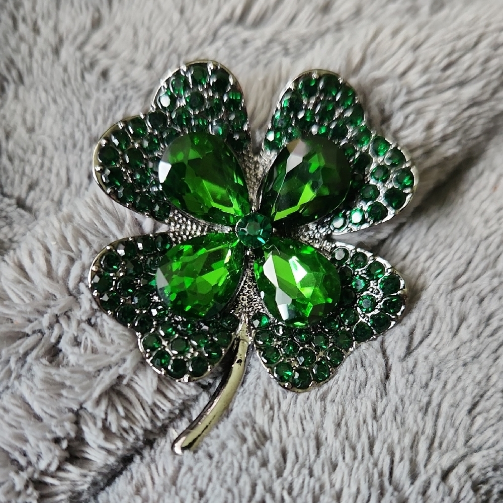 Source Unknown Emerald Green Clover Brooch